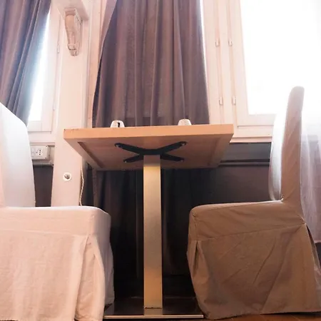 לינה וארוחת בוקר Les Chambres De Amelie בולוניה
